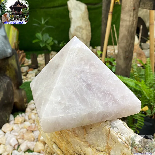 Kim tự tháp thạch anh hồng 1.98kg, cao 13cm x ngang 13cm - T463
