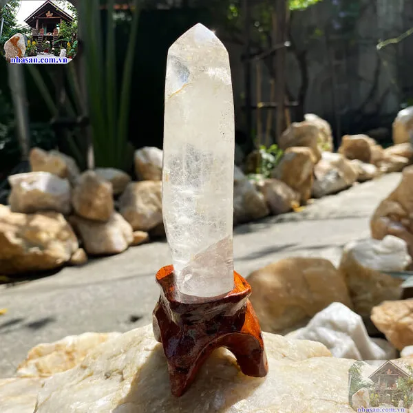 White quartz crystal pillar T231