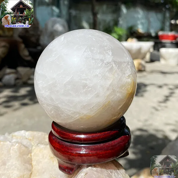 Quả cầu thạch anh trắng QC1291 nặng 1.08kg, đường kính 9cm