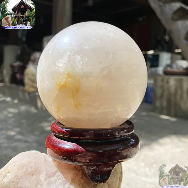 Quả cầu thạch anh trắng QC1291 nặng 1.08kg, đường kính 9cm