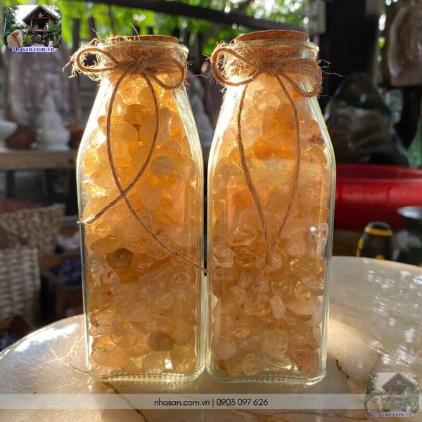 Chai đá thạch anh vàng vụn - Điểm nhấn Decor mộc mạc, cân bằng năng lượng không gian sống