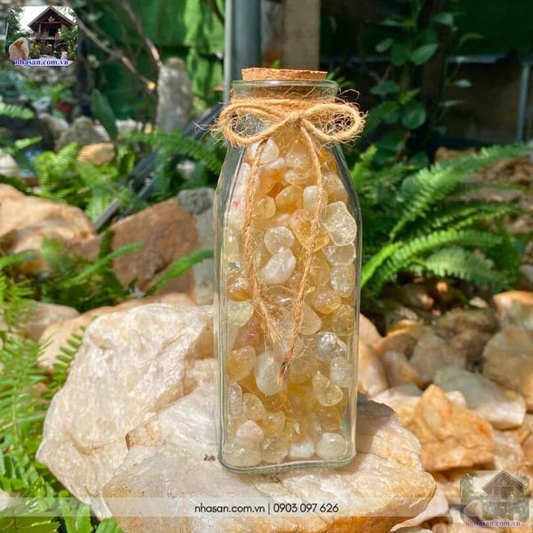Chai đá thạch anh vàng vụn - Điểm nhấn Decor mộc mạc, cân bằng năng lượng không gian sống