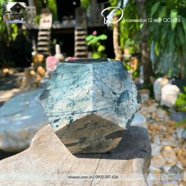 Đá canxedon 12 mặt QC1428 - 1.42kg - 12cm