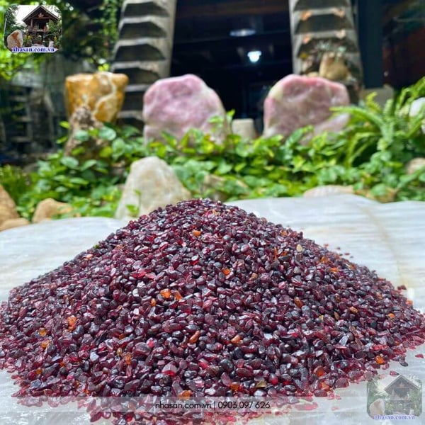Đá Garnet vụn (Ngọc Hồng Lựu) tự nhiên – Năng lượng đỏ hóa giải hàn khí, tăng địa khí cho ngôi nhà