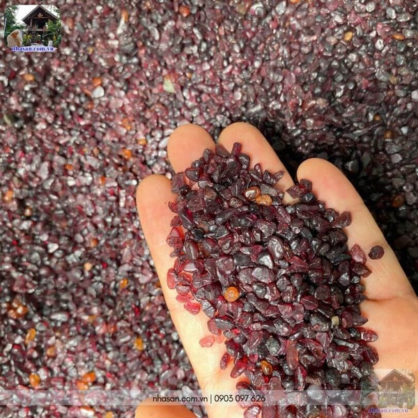 Đá Garnet vụn (Ngọc Hồng Lựu) tự nhiên – Năng lượng đỏ hóa giải hàn khí, tăng địa khí cho ngôi nhà