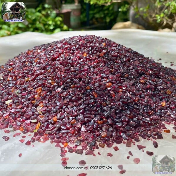 Đá Garnet vụn (Ngọc Hồng Lựu) tự nhiên – Năng lượng đỏ hóa giải hàn khí, tăng địa khí cho ngôi nhà
