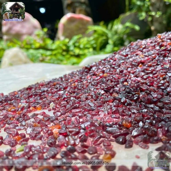 Đá Garnet vụn (Ngọc Hồng Lựu) tự nhiên – Năng lượng đỏ hóa giải hàn khí, tăng địa khí cho ngôi nhà