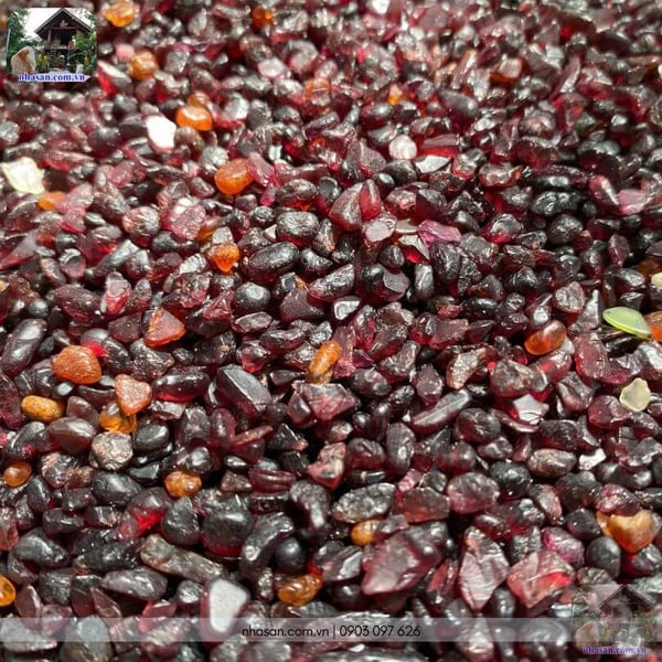 Đá Garnet vụn (Ngọc Hồng Lựu) tự nhiên – Năng lượng đỏ hóa giải hàn khí, tăng địa khí cho ngôi nhà