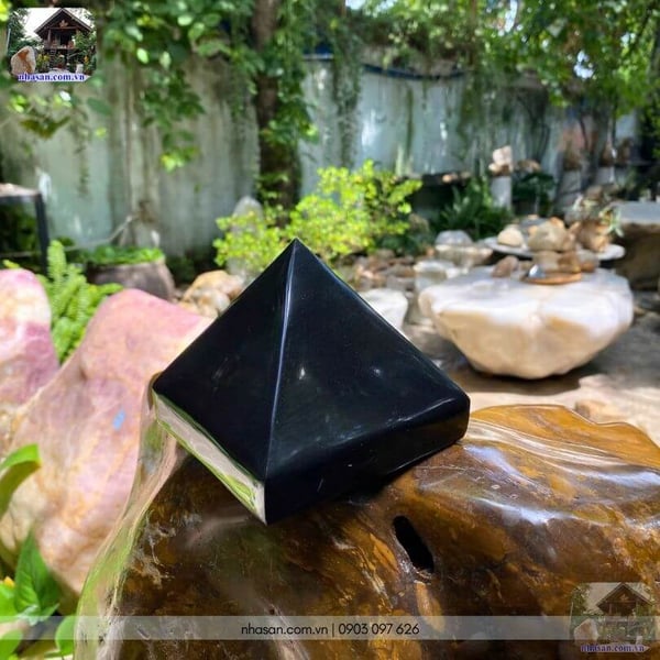 Đá kim tự tháp bồ kết đen T146-1.12kg (8.5 x 10.4cm)