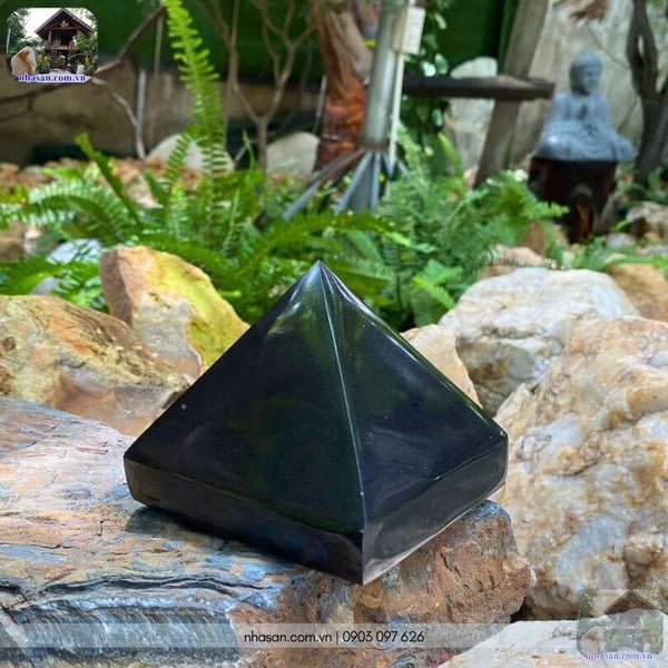 Đá kim tự tháp bồ kết đen T146-1.12kg (8.5 x 10.4cm)