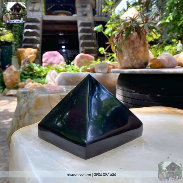 Đá kim tự tháp bồ kết đen T146-1.12kg (8.5 x 10.4cm)