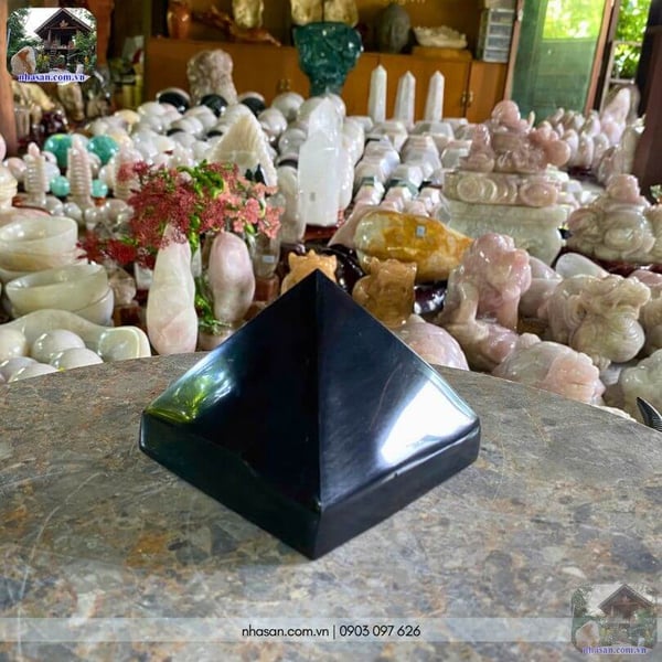 Đá kim tự tháp bồ kết đen T147-1.06kg (8.5 x 10cm)
