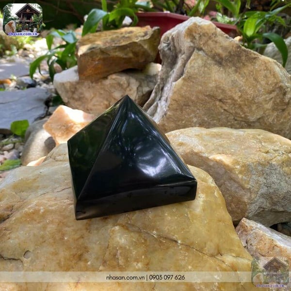 Đá kim tự tháp bồ kết đen T147-1.06kg (8.5 x 10cm)