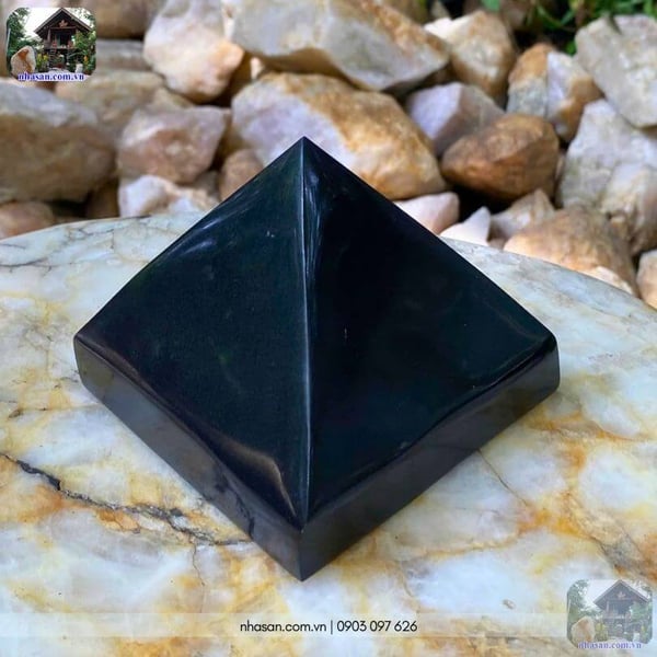 Đá kim tự tháp bồ kết đen T147-1.06kg (8.5 x 10cm)