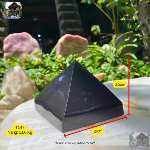 Đá kim tự tháp bồ kết đen T147-1.06kg (8.5 x 10cm)