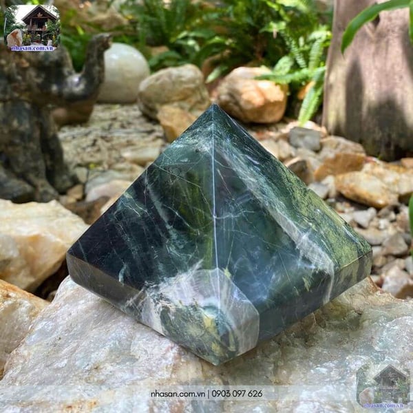 Đá kim tự tháp canxedon T148 - 1.1kg (8.5x10.3cm)