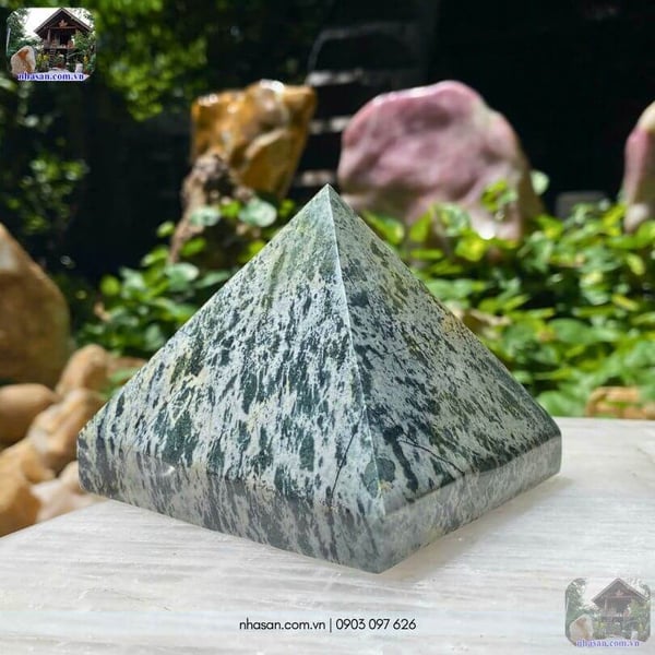 Đá kim tự tháp canxedon T149 nặng 1.1kg (8.5x10.3cm)