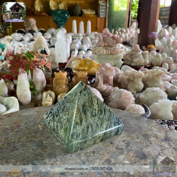 Đá kim tự tháp canxedon T149 nặng 1.1kg (8.5x10.3cm)