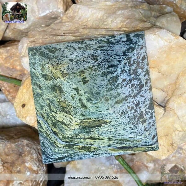 Đá kim tự tháp canxedon T149 nặng 1.1kg (8.5x10.3cm)