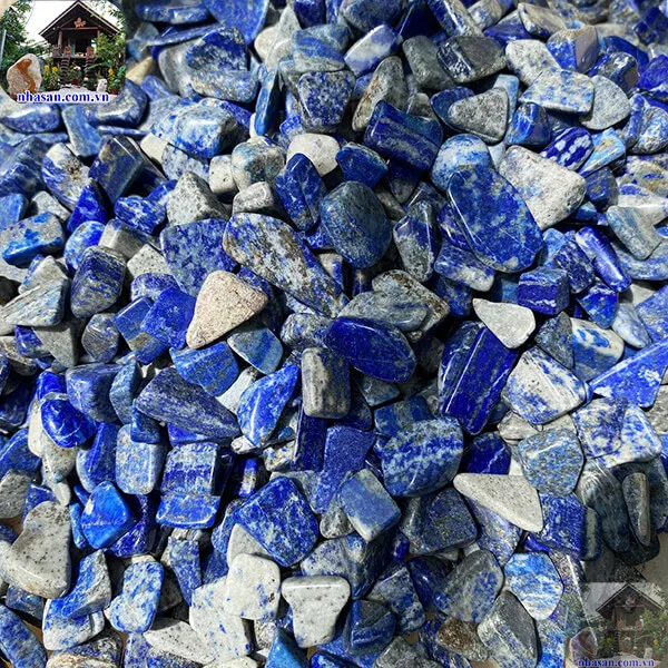 Đá lapis lazuli tăng vượng khí cho gia chủ trấn trạch.