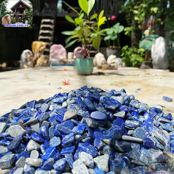 Đá lapis lazuli tăng vượng khí cho gia chủ trấn trạch.