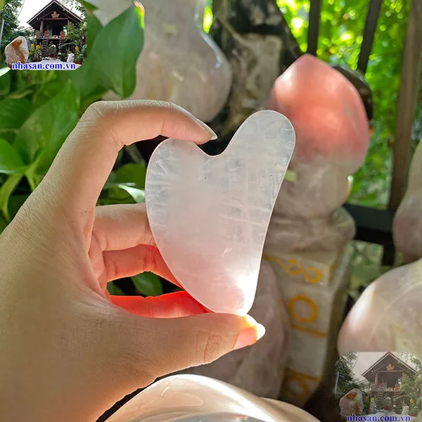 Miếng đá massage mặt gua sha thạch anh hồng chống lão hóa, mờ thâm bọng mắt