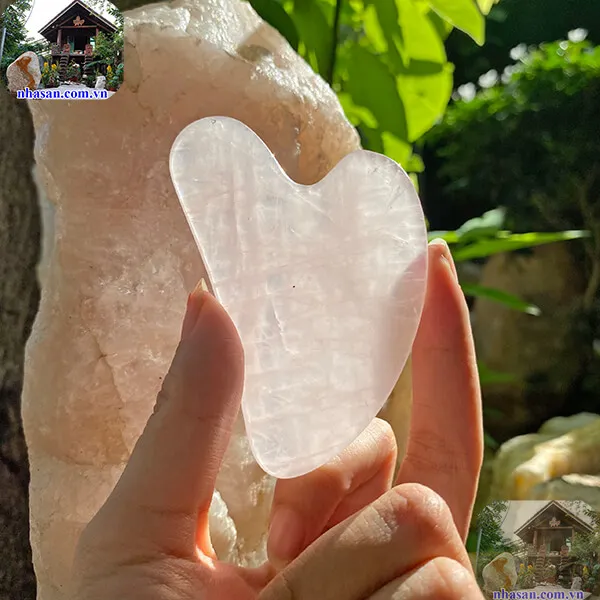 Miếng đá massage mặt gua sha thạch anh hồng chống lão hóa, mờ thâm bọng mắt