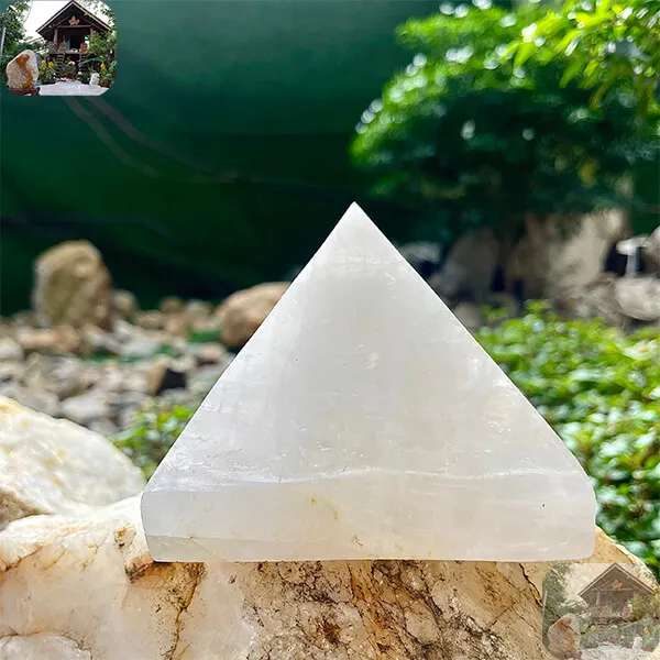 Kim tự tháp đá thạch anh 1.1kg, cao 8cm x ngang 10cm - T644