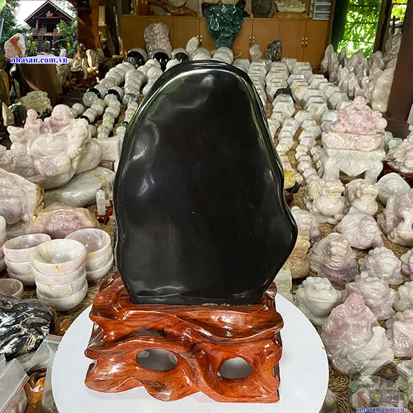 Trụ đá bồ kết đen tượng trưng cho quyền lực, uy nghiêm và thịnh vượng
