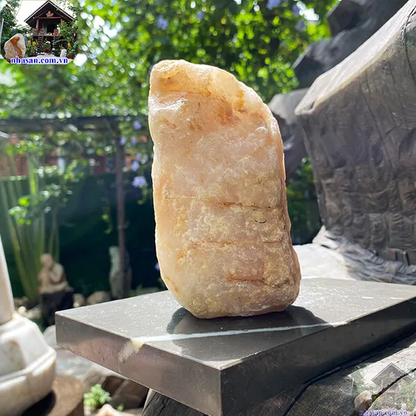 Thạch anh hồng thô 1.24kg, cao 14cm x ngang 9cm - K256