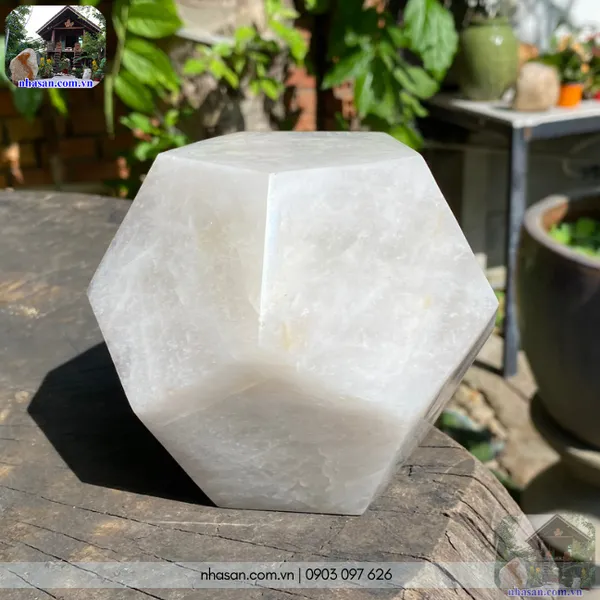 Đá thạch anh 12 mặt QC1358 nặng 2.25kg, mặt cạnh 7.5cm, đường kính 10.5cm