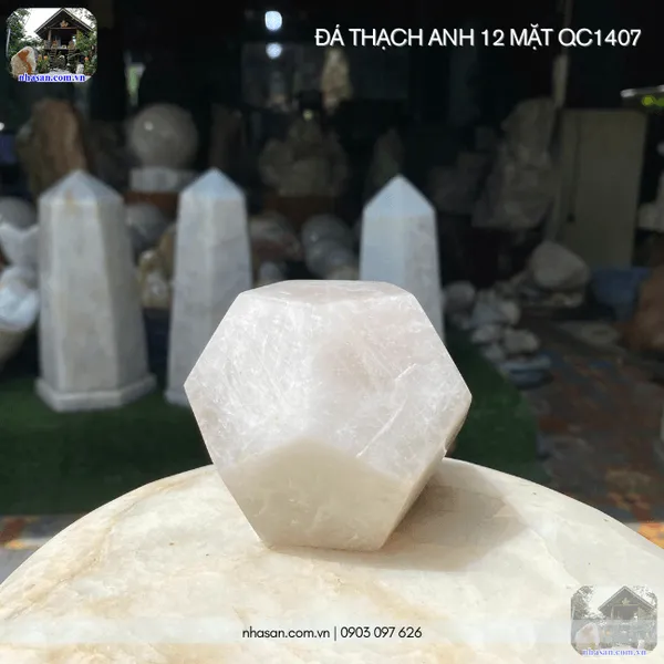 Đá thạch anh 12 mặt QC1407 nặng 660gr, đường kính 8.6cm