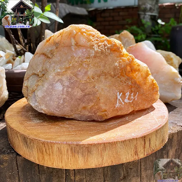 Đá thạch anh hồng thô 1.9kg (10x18 cm) tuyệt đẹp