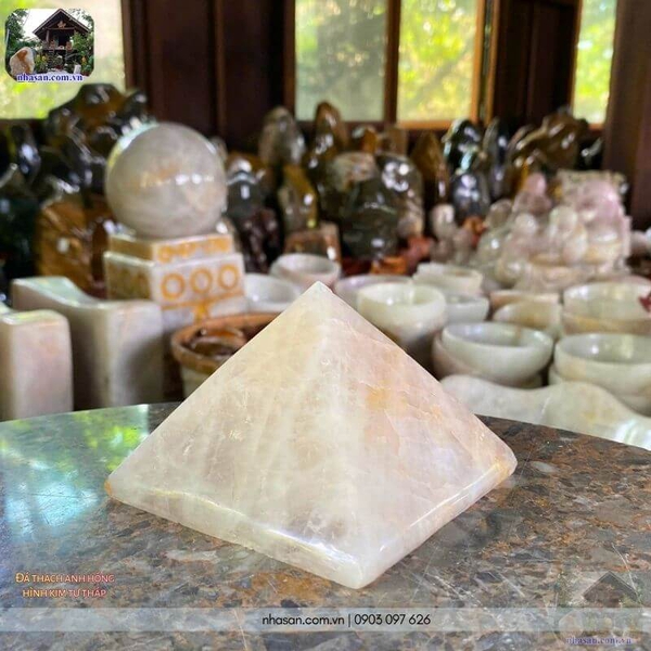 Đá thạch anh hồng hình kim tự tháp nặng 720gr, cao 7cm x ngang 10cm - T540