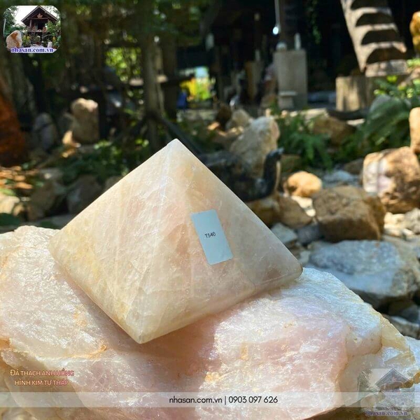 Đá thạch anh hồng hình kim tự tháp nặng 720gr, cao 7cm x ngang 10cm - T540