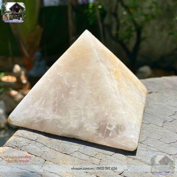 Đá thạch anh hồng hình kim tự tháp nặng 720gr, cao 7cm x ngang 10cm - T540