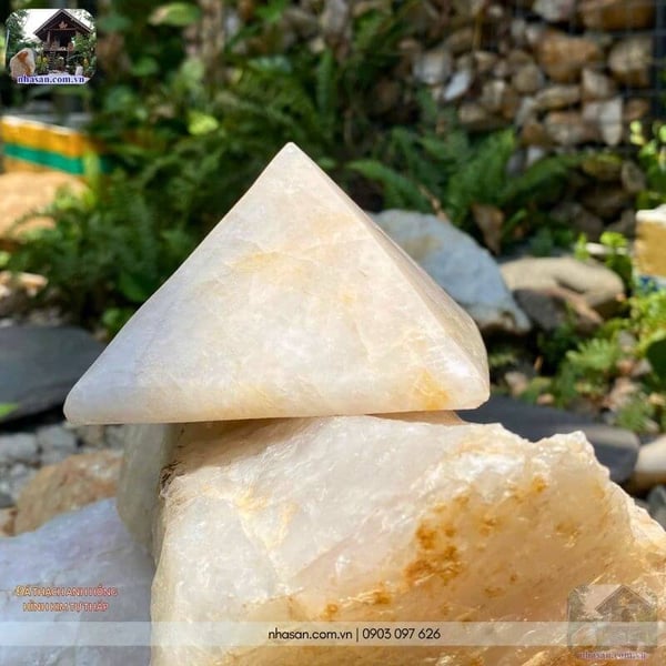 Đá thạch anh hồng hình kim tự tháp nặng 720gr, cao 7cm x ngang 10cm - T540