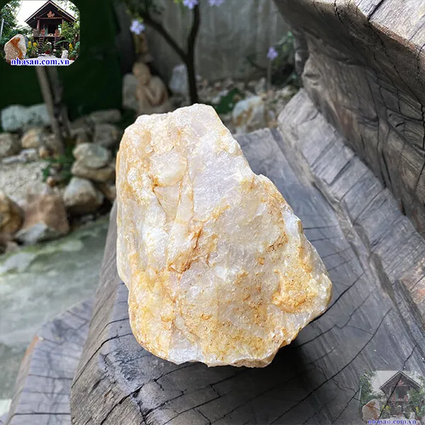 Đá thạch anh hồng thô mang đến tài lộc, may mắn, bình yên và thịnh vượng cho mệnh Hỏa và mệnh Thổ 