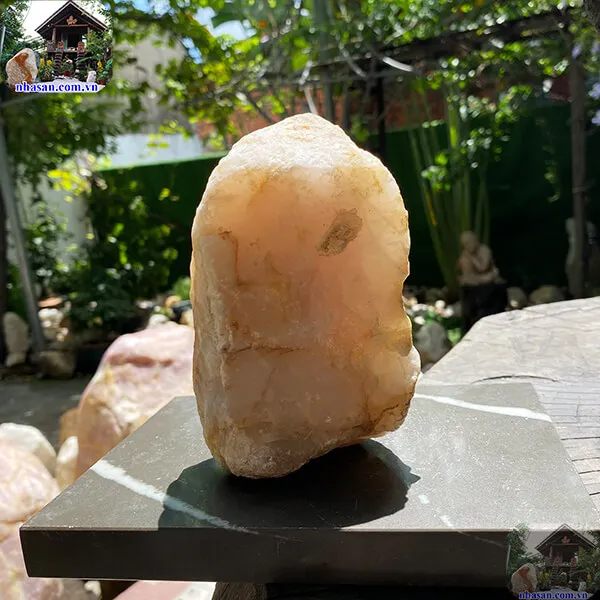 Thạch anh hồng thô 1.24kg, cao 14cm x ngang 9cm - K256