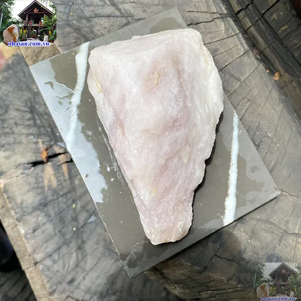 Đá thạch anh hồng thô 1.38kg (8x18cm) Vật phẩm phong thủy trang trí 