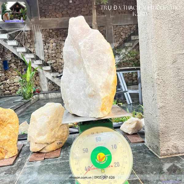 Đá thạch anh hồng thô K281A nặng 38.8kg, cao 48cm, hoành 90cm