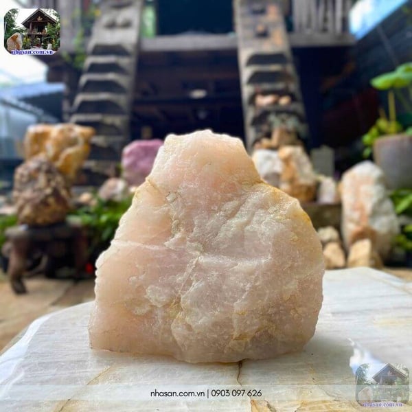 Khối đá thạch anh hồng thô K294 nặng 4.92kg