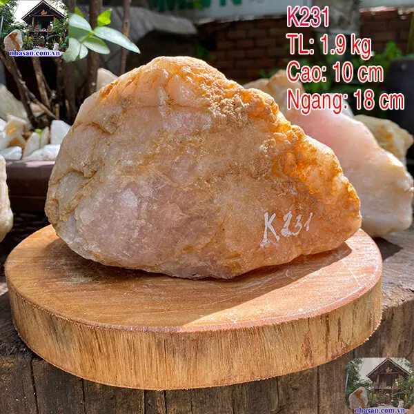 Đá thạch anh hồng thô 1.9kg (10x18 cm) tuyệt đẹp