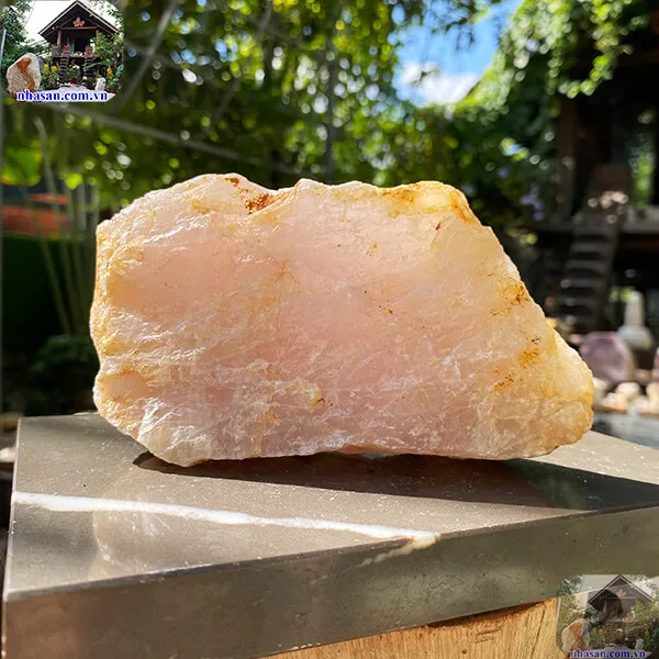 Đá thạch anh hồng thô 0.84kg, cao 8cm x  ngang 15 cm - K251