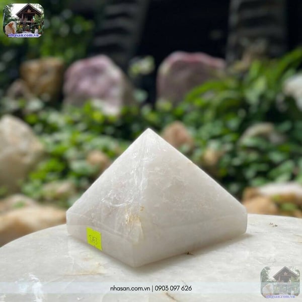 Đá thạch anh kim tự tháp T153 - 1.1kg