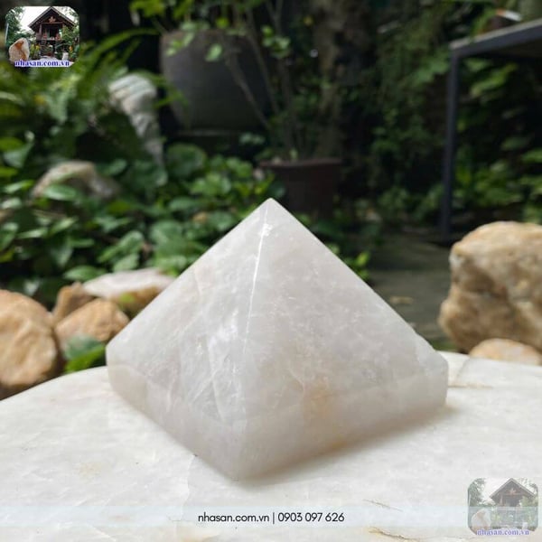 Đá thạch anh kim tự tháp T153 - 1.1kg