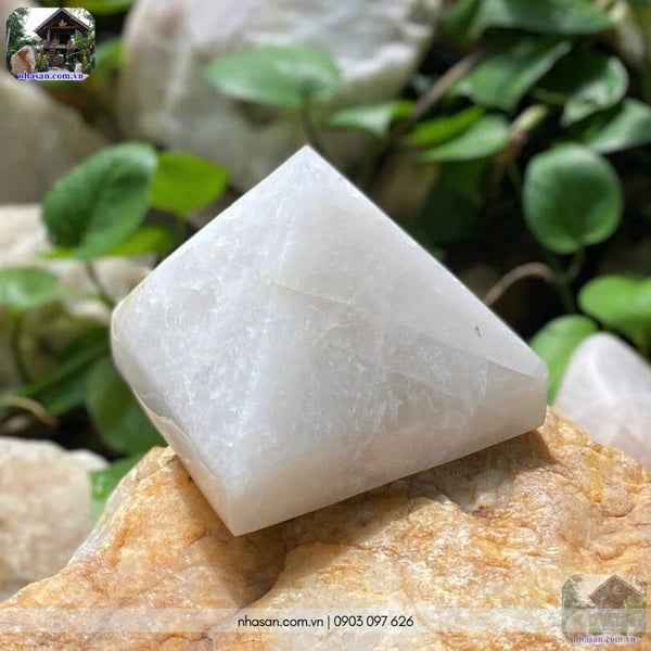 Đá thạch anh kim tự tháp T153 - 1.1kg