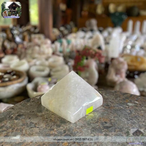 Đá thạch anh kim tự tháp T153 - 1.1kg