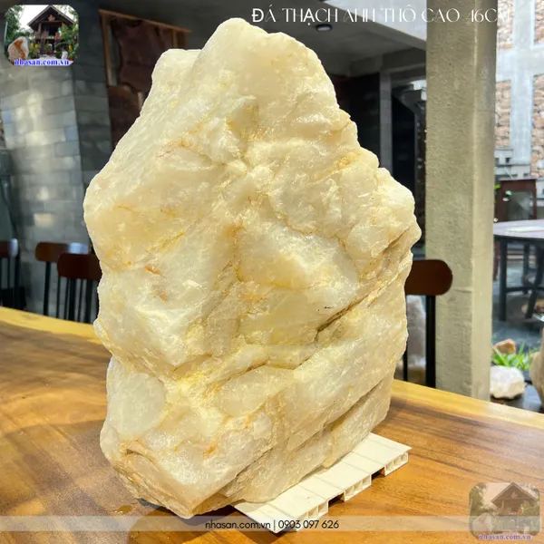 Đá thạch anh thô cao 46cm, ngang 32cm, rộng 26cm, nặng 45kg K285A