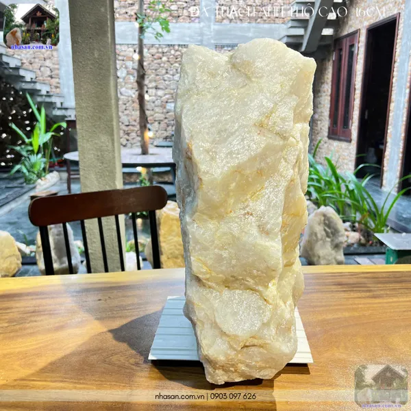 Đá thạch anh thô cao 46cm, ngang 32cm, rộng 26cm, nặng 45kg K285A